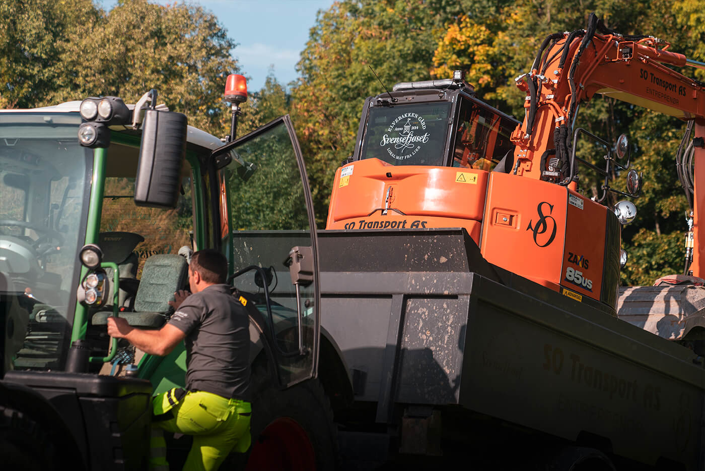 Massetransport med traktor og gravemaskin